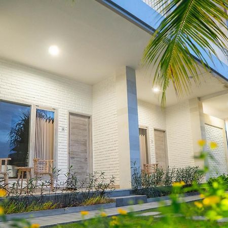 Berawa Dini Guesthouse チャングー エクステリア 写真