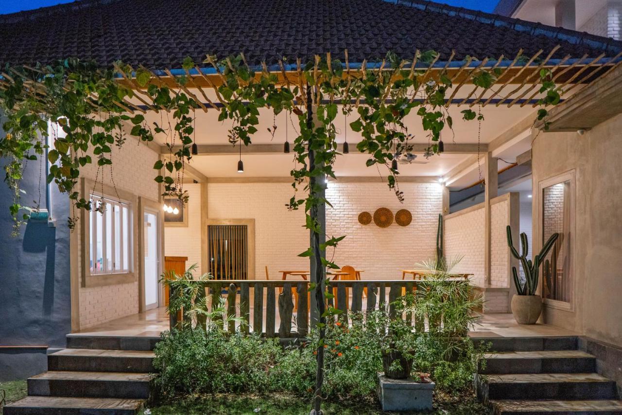 Berawa Dini Guesthouse チャングー エクステリア 写真